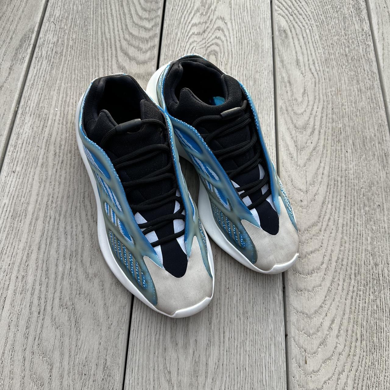 Sneakers Azareth On Feet Adidas Yeezy 700 V3 