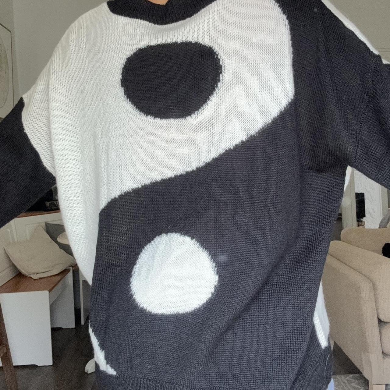 Bailey Rose YinYang Sweater🖤🤍 Cute lightweight... - Depop