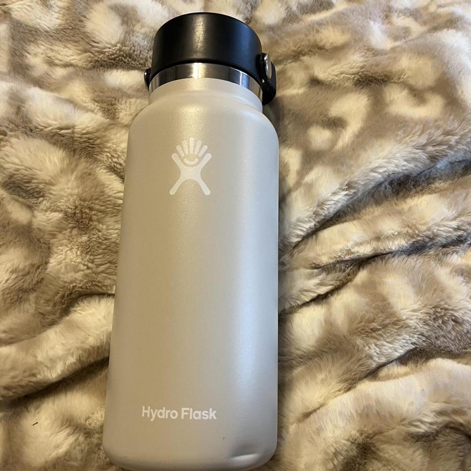 Light blue hydro flask!! Only used a couple of times - Depop