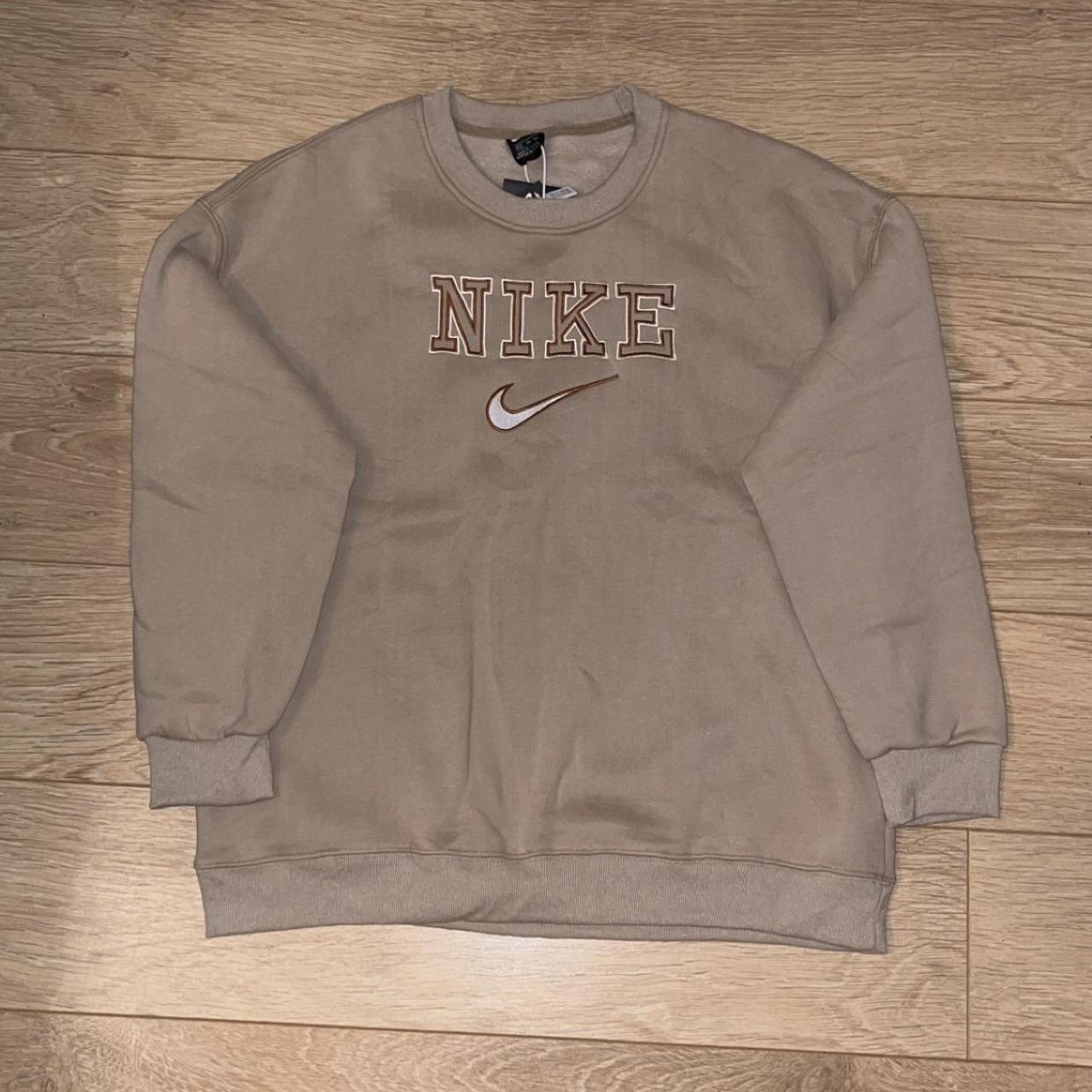 Beige best sale jumper nike