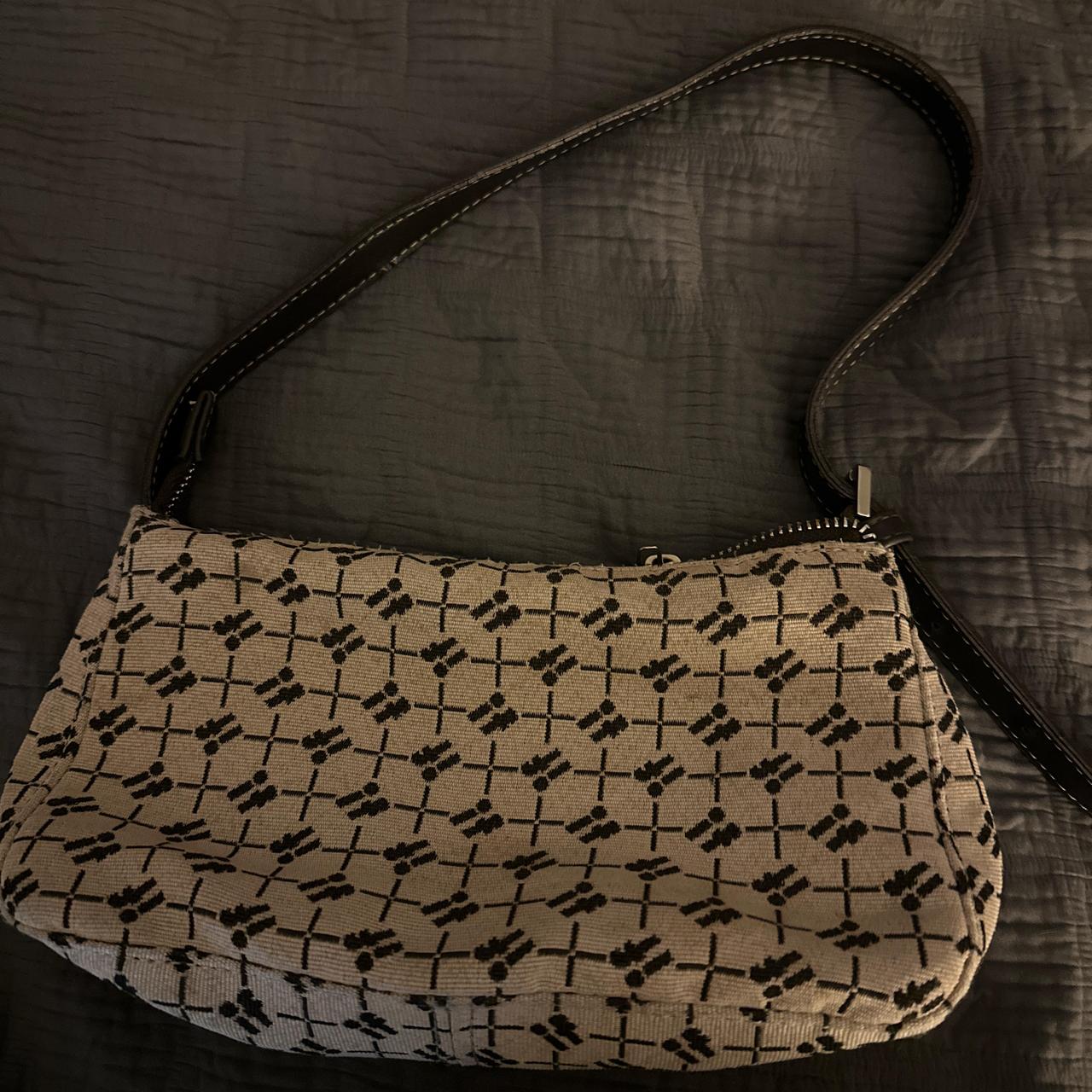 item listed by deannasclosetttt