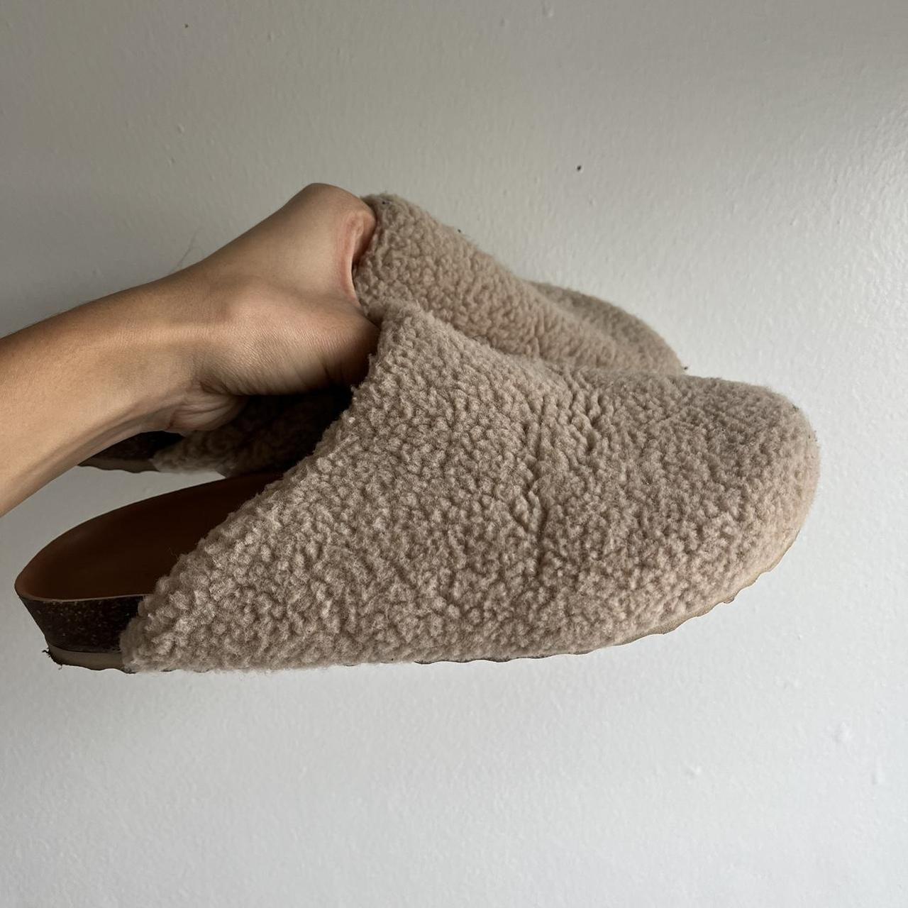 Gap Women's Cream and Tan Slippers Depop