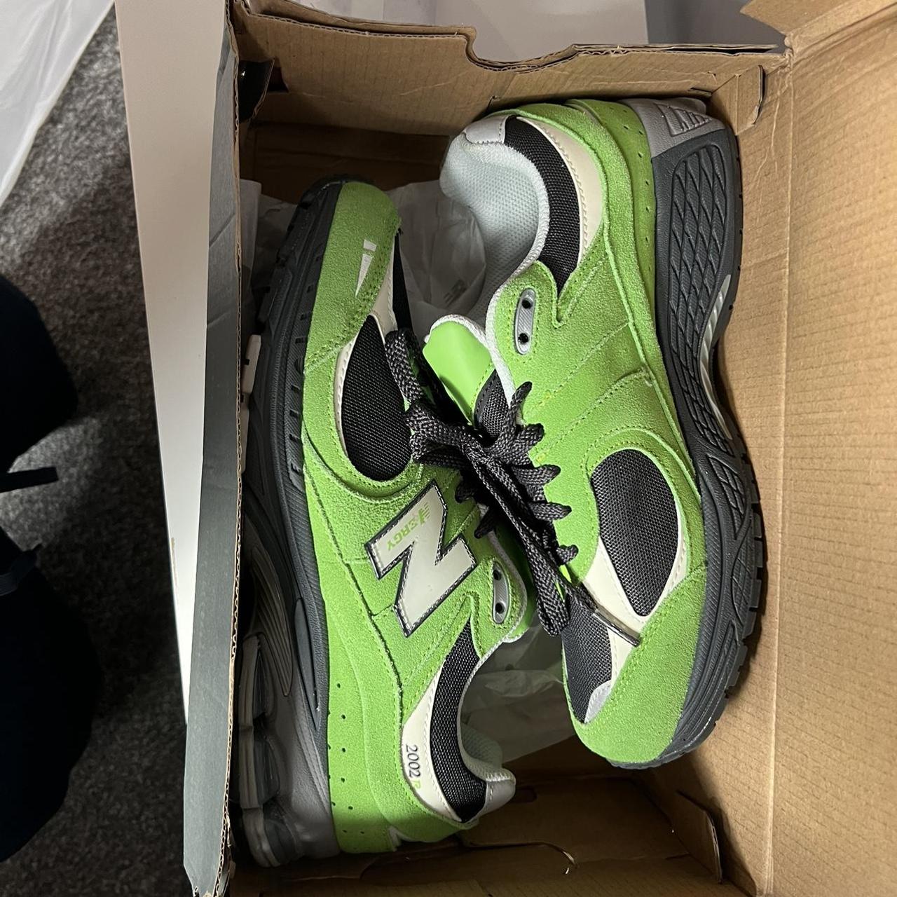 New Balance Men's Green and Black Trainers | Depop