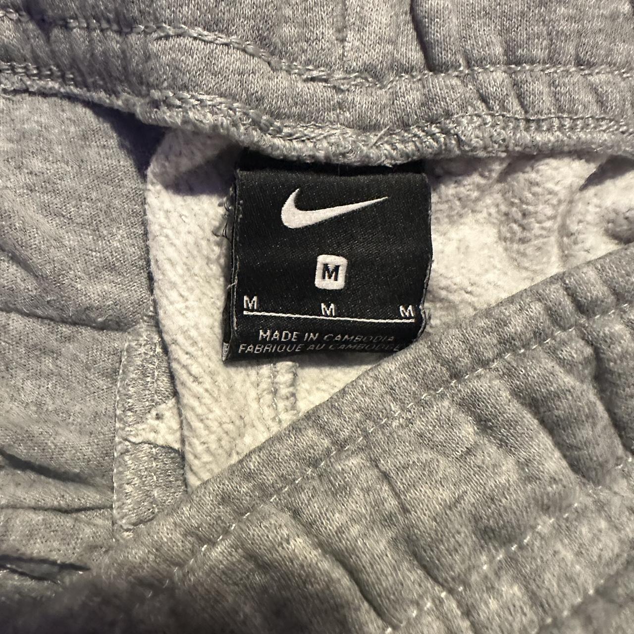 size m men's nike joggers