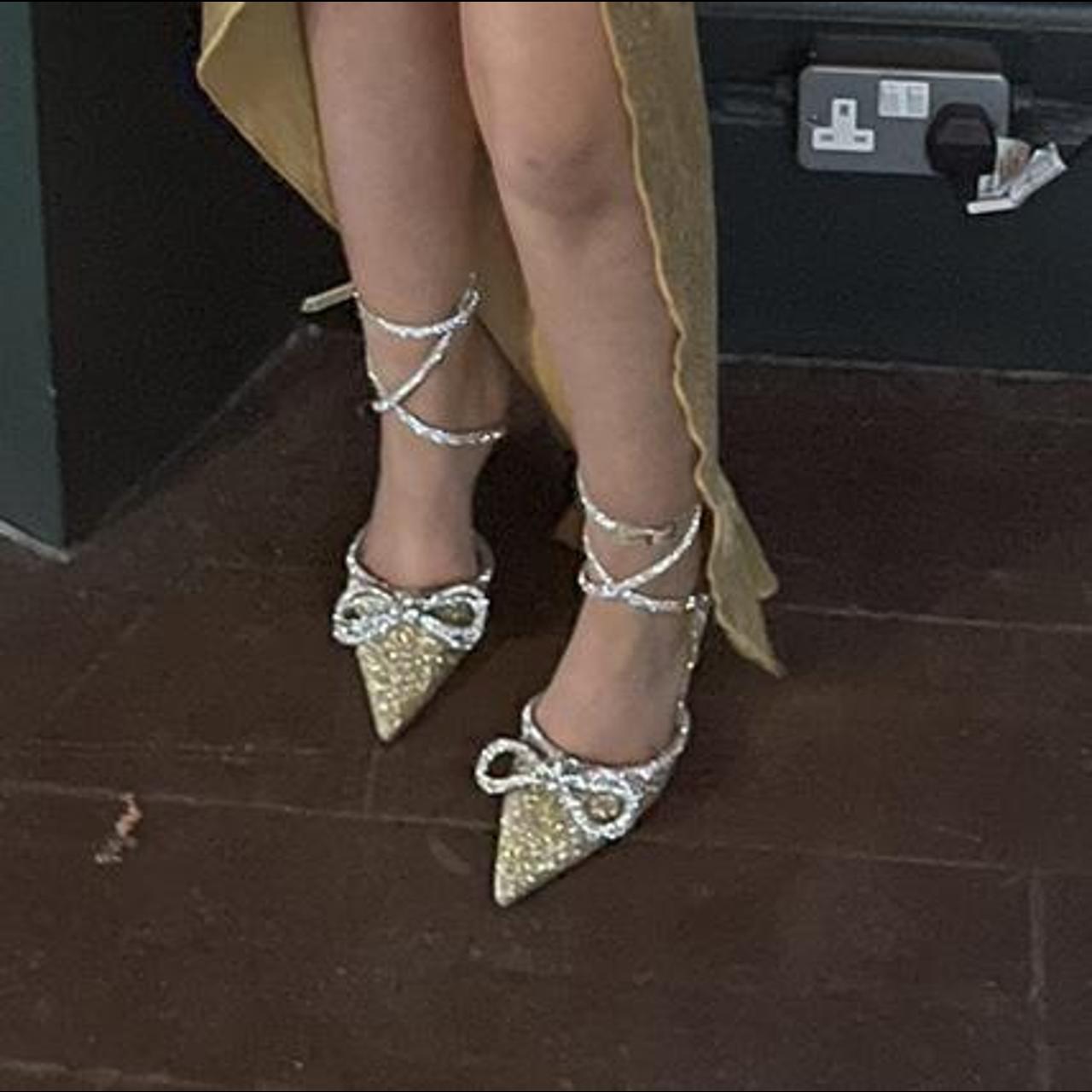 Selling these gold bow heels stunning on#N#Size 7 but… - Depop