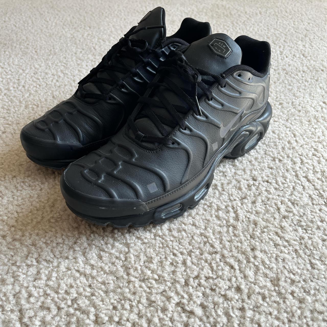 black nike air max plus