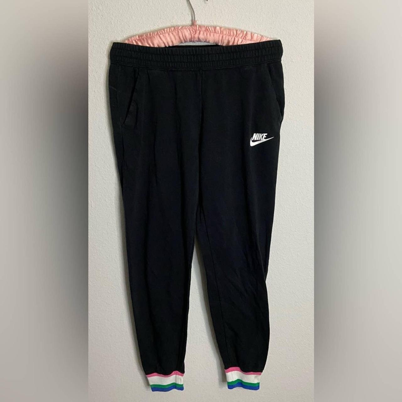 Nike heritage hotsell joggers black