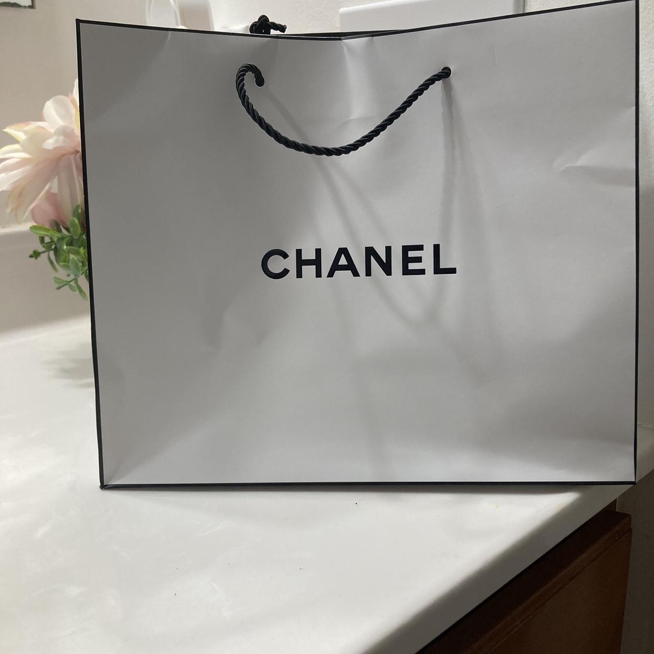 Chanel Shopping Bag White and Black Gift Bag Wrapping Fashion 