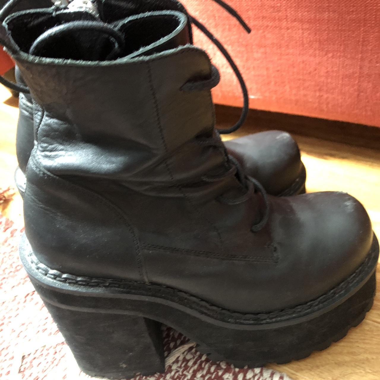 Unif Choke Boot 7 Like new. Fit closer to a 6.5 unif Depop