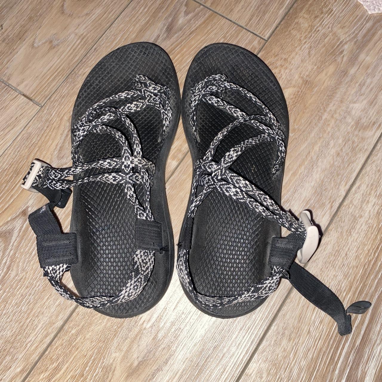 chacos trine black and white