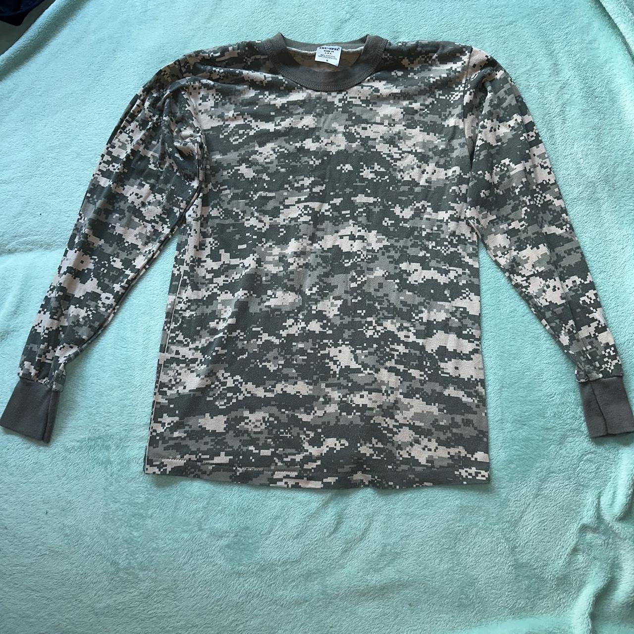 camo long sleeve Fits like a medium - Depop