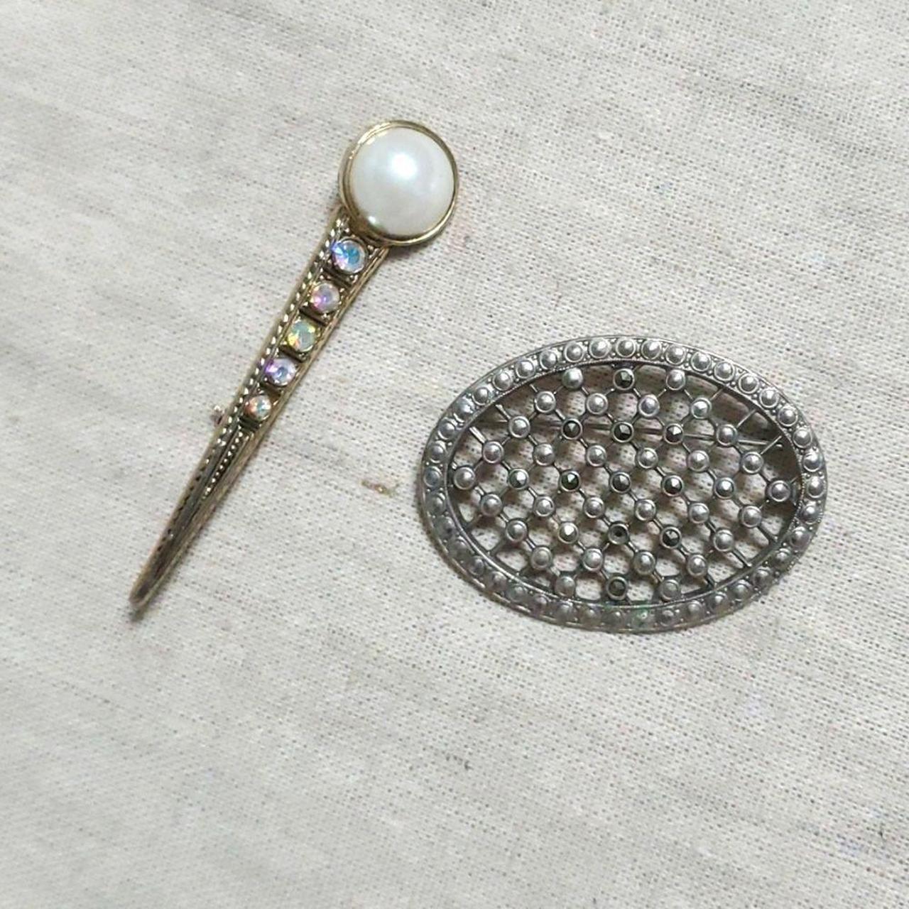 Set of 2 vintage Pins - set of 2 vintage pins, - Depop