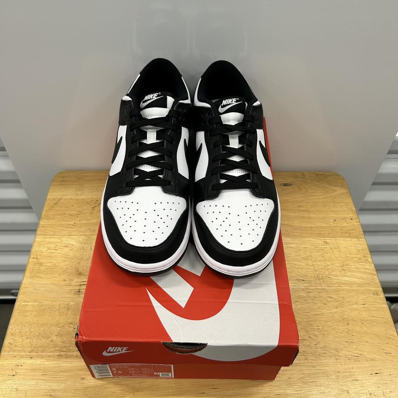 Nike deals PANDA dunks low 7.5M or 9W