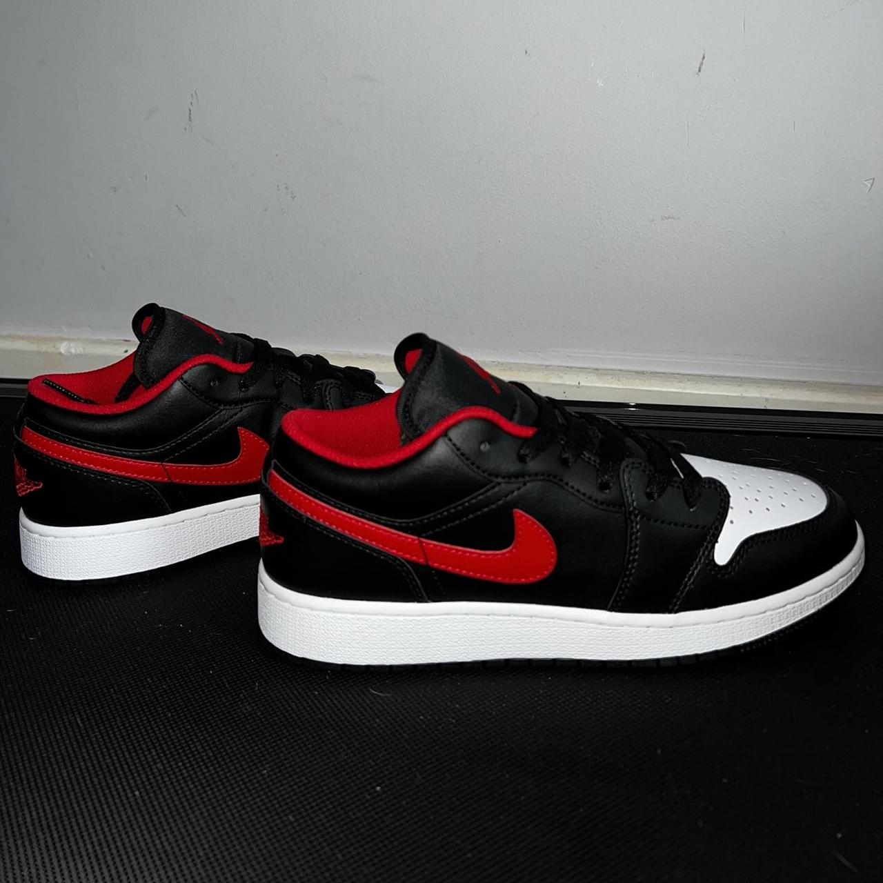 Nike Women's Black and Red Trainers | Depop