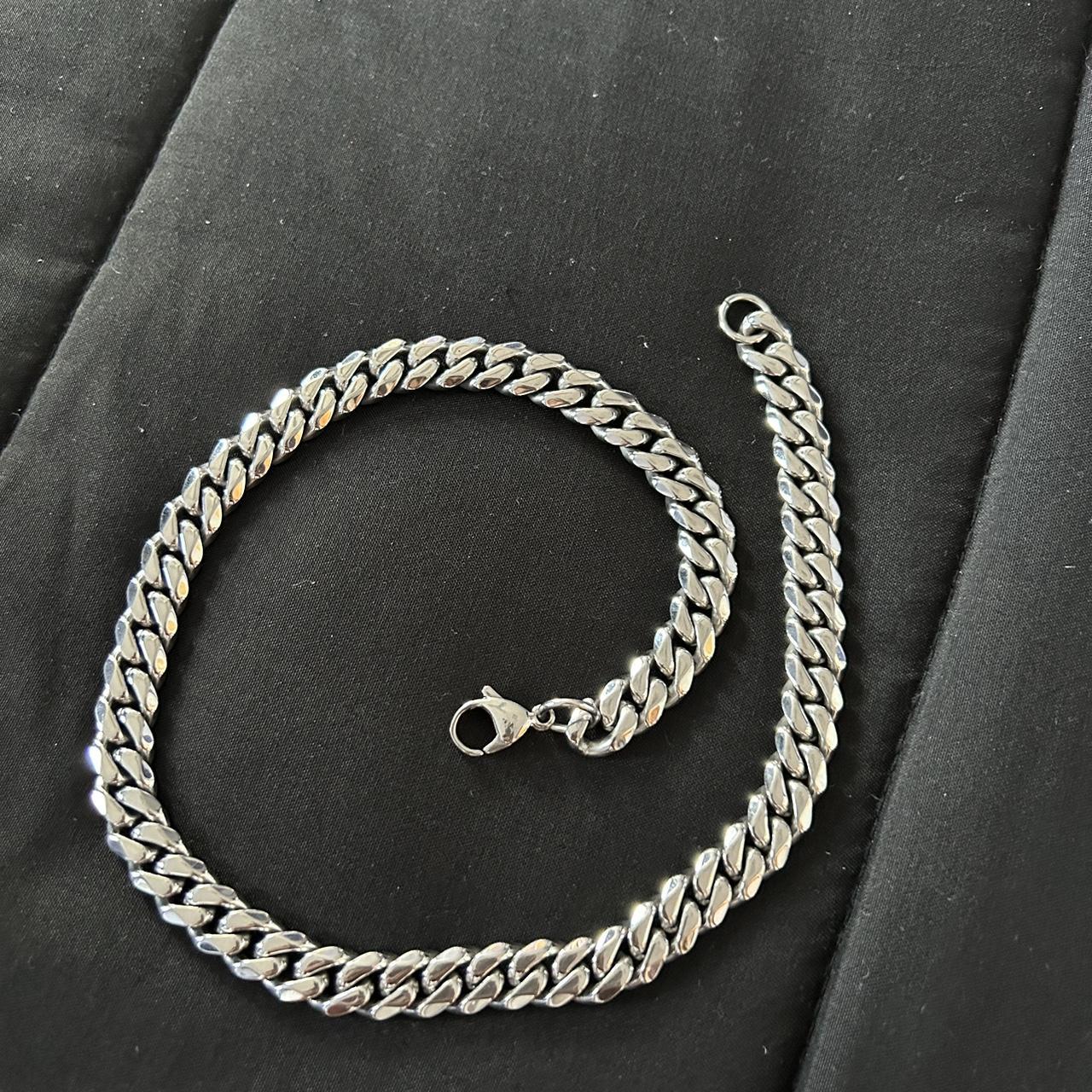 Hard jewelry chain 10mm 18in In great condition... Depop