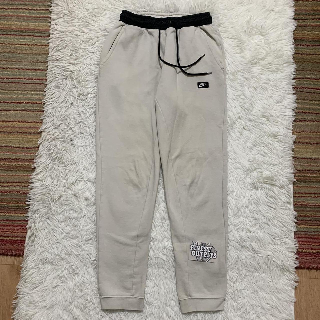 Nike box logo outlet joggers