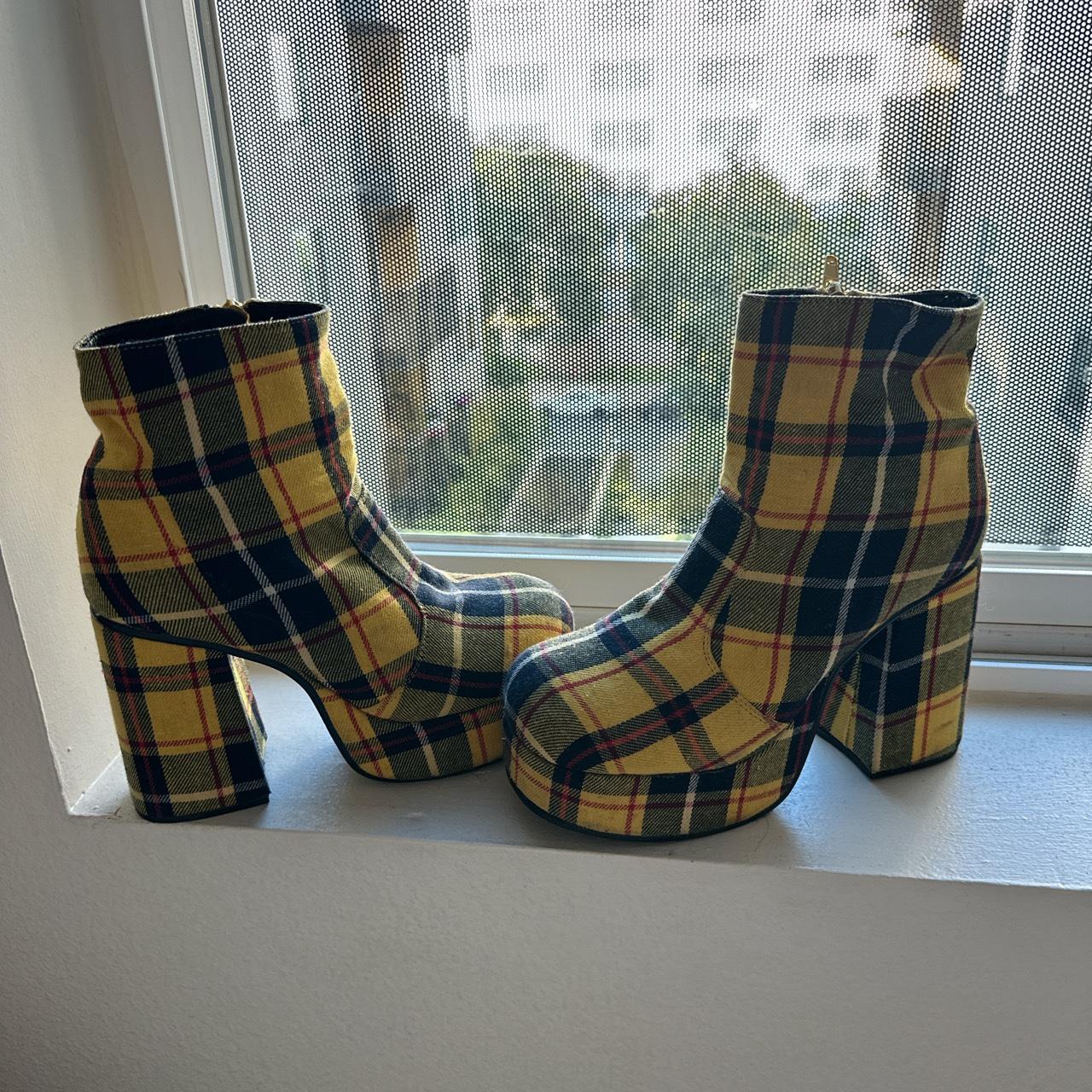 unif yellow boots