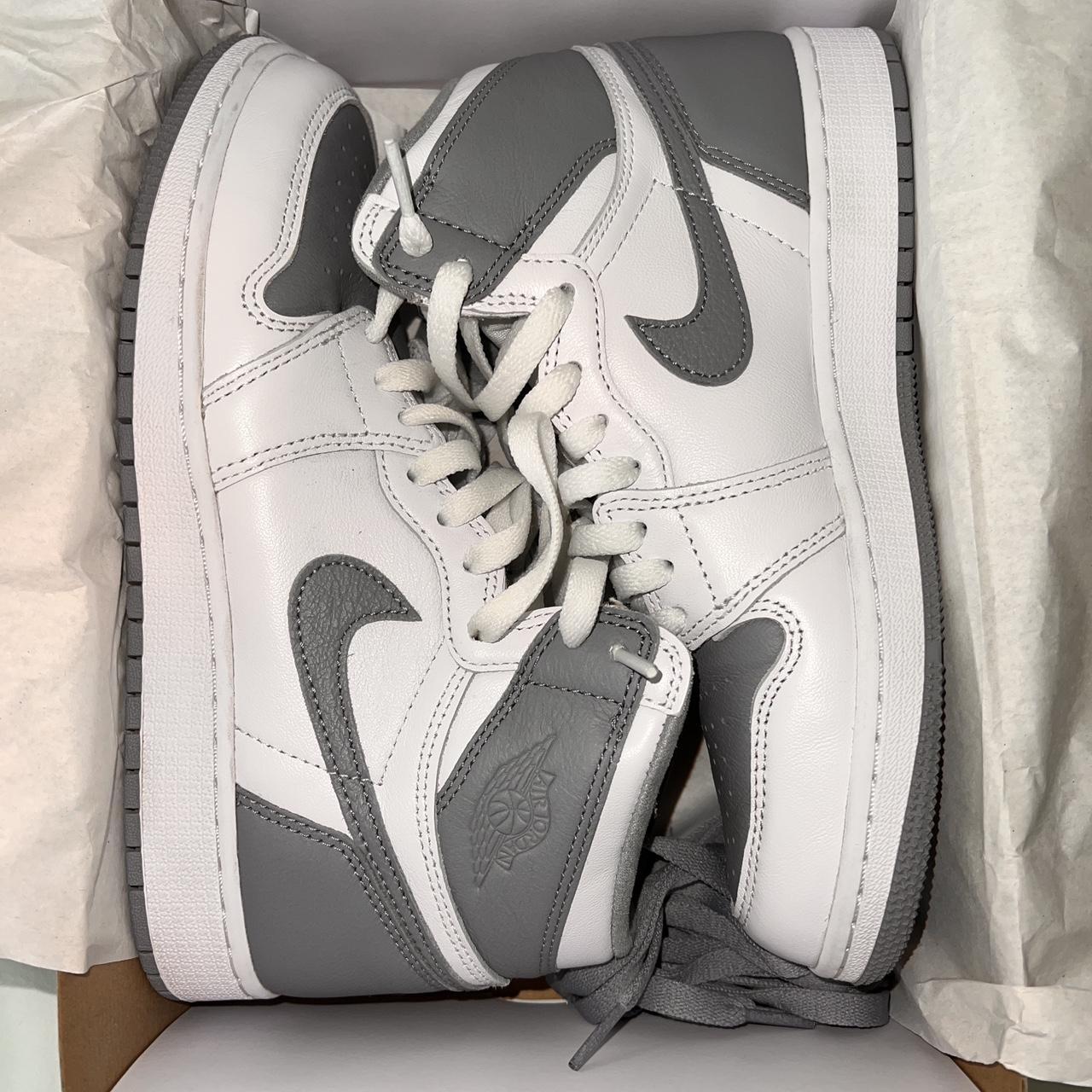 Nike Women's Grey and White Trainers | Depop