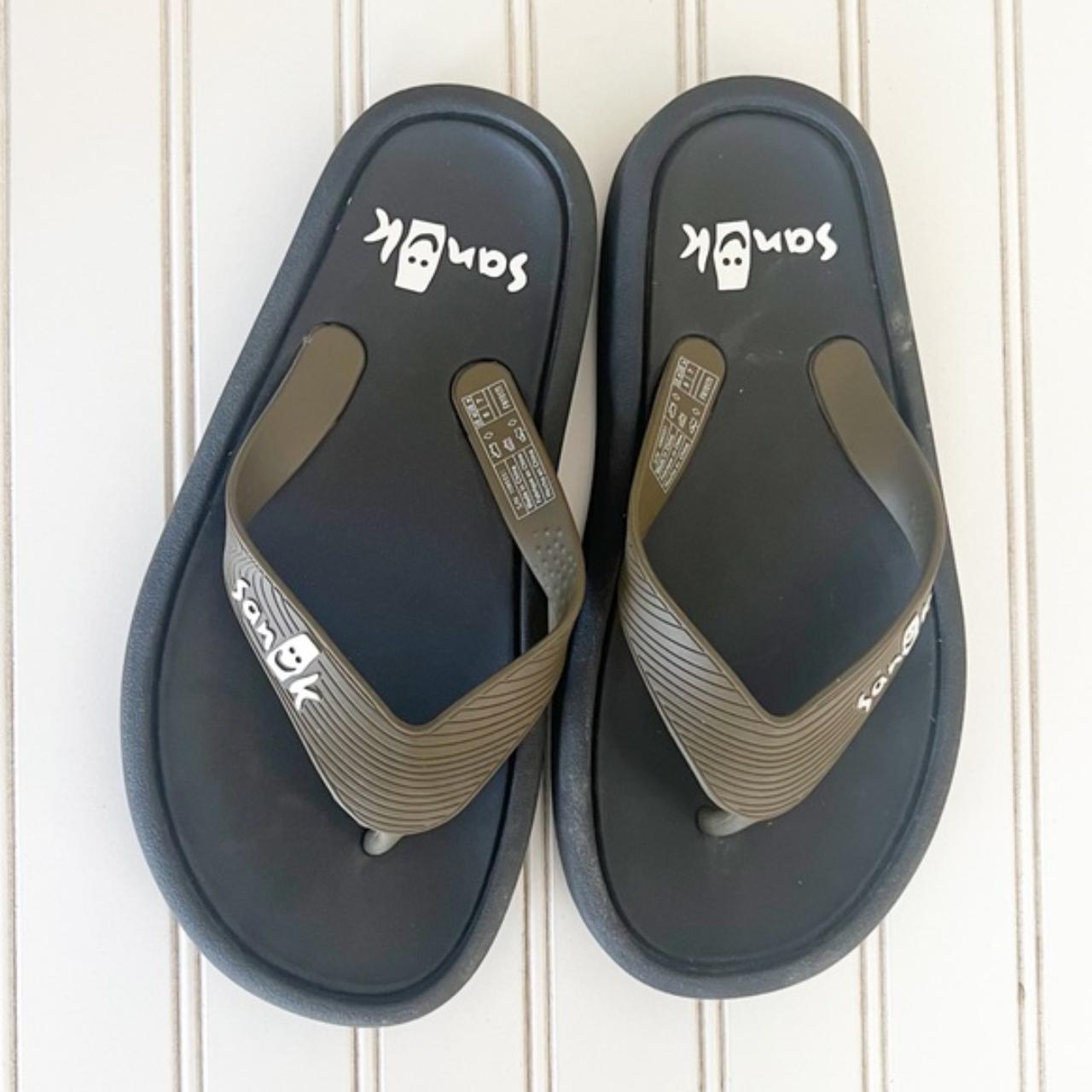 Sanuk green sale flip flops