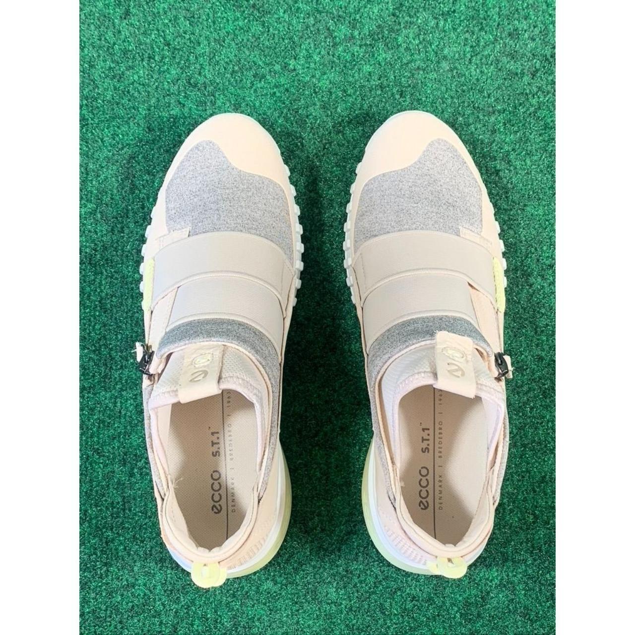 ECCO Zipflex shops Slip on Sneaker Limestone/Limestone Womens Sz 9-9.5