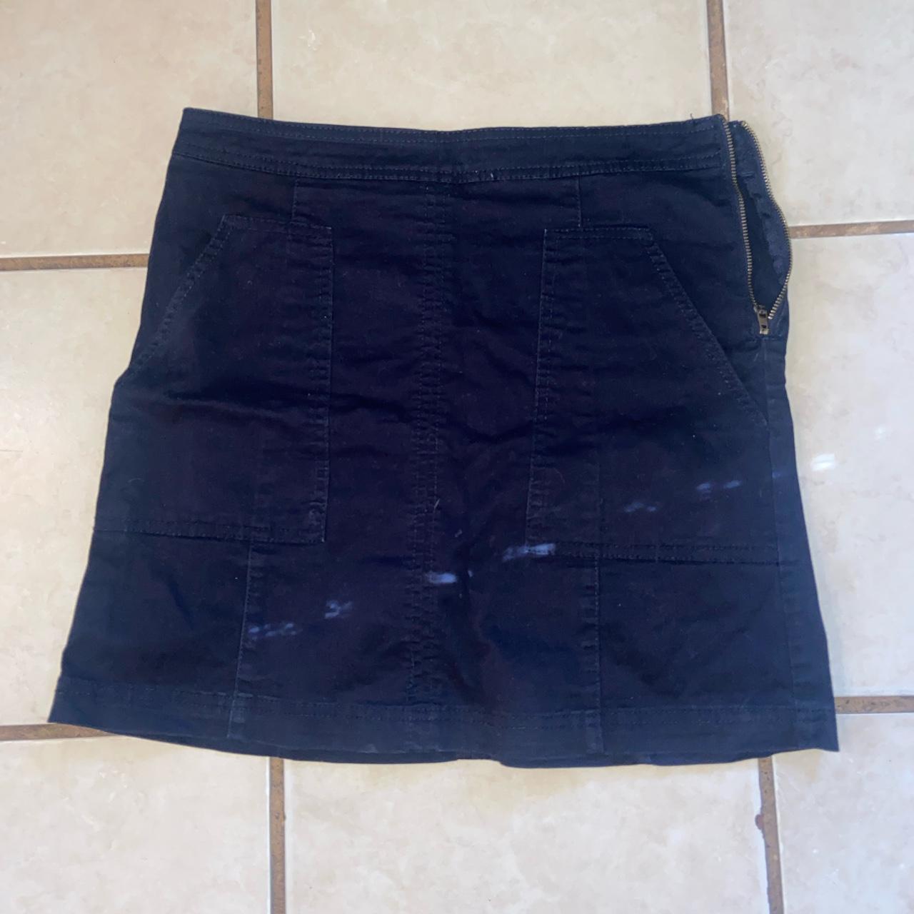 Mid-thigh length color navy blue/black size small - Depop