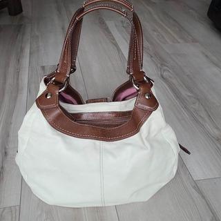 This handbag offers multiple carrying options with - Depop