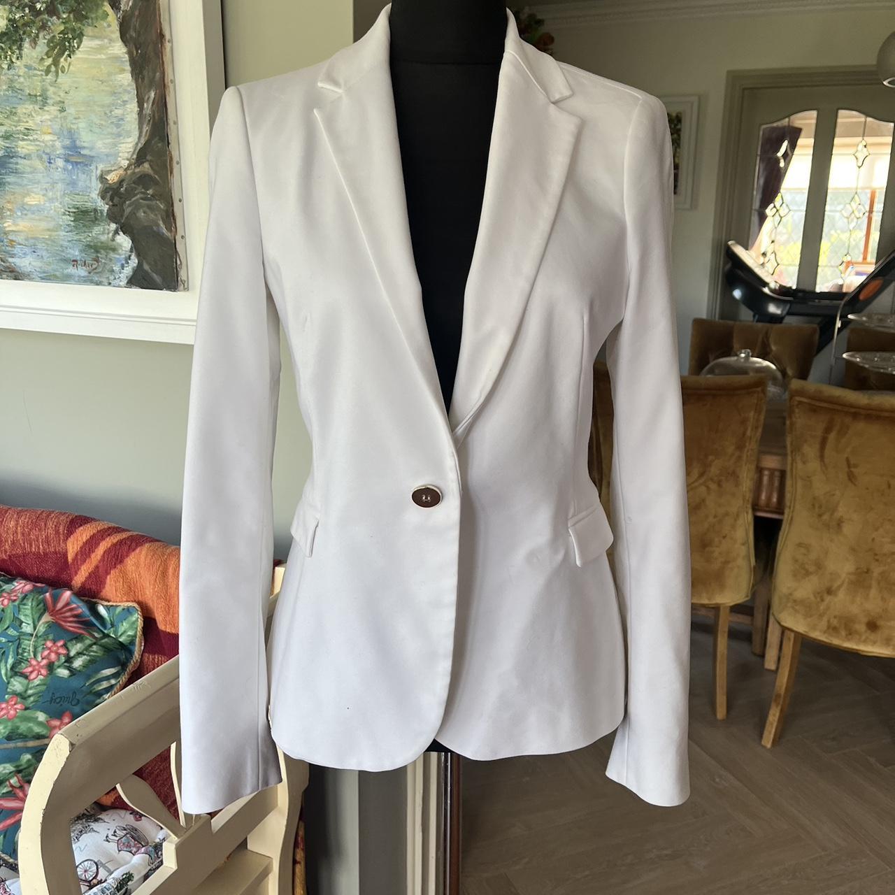 White fitted blazer from Zara with gold Depop