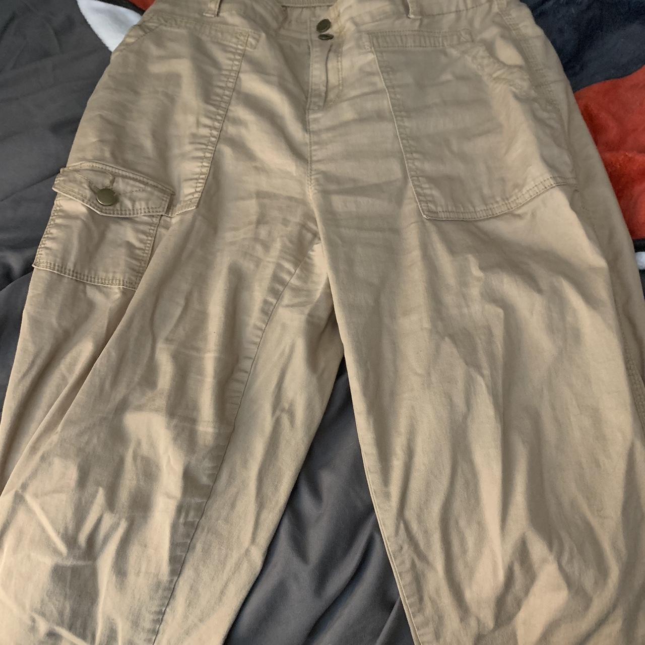 TIME AND TRU@ Women's cargo pants Bought from - Depop
