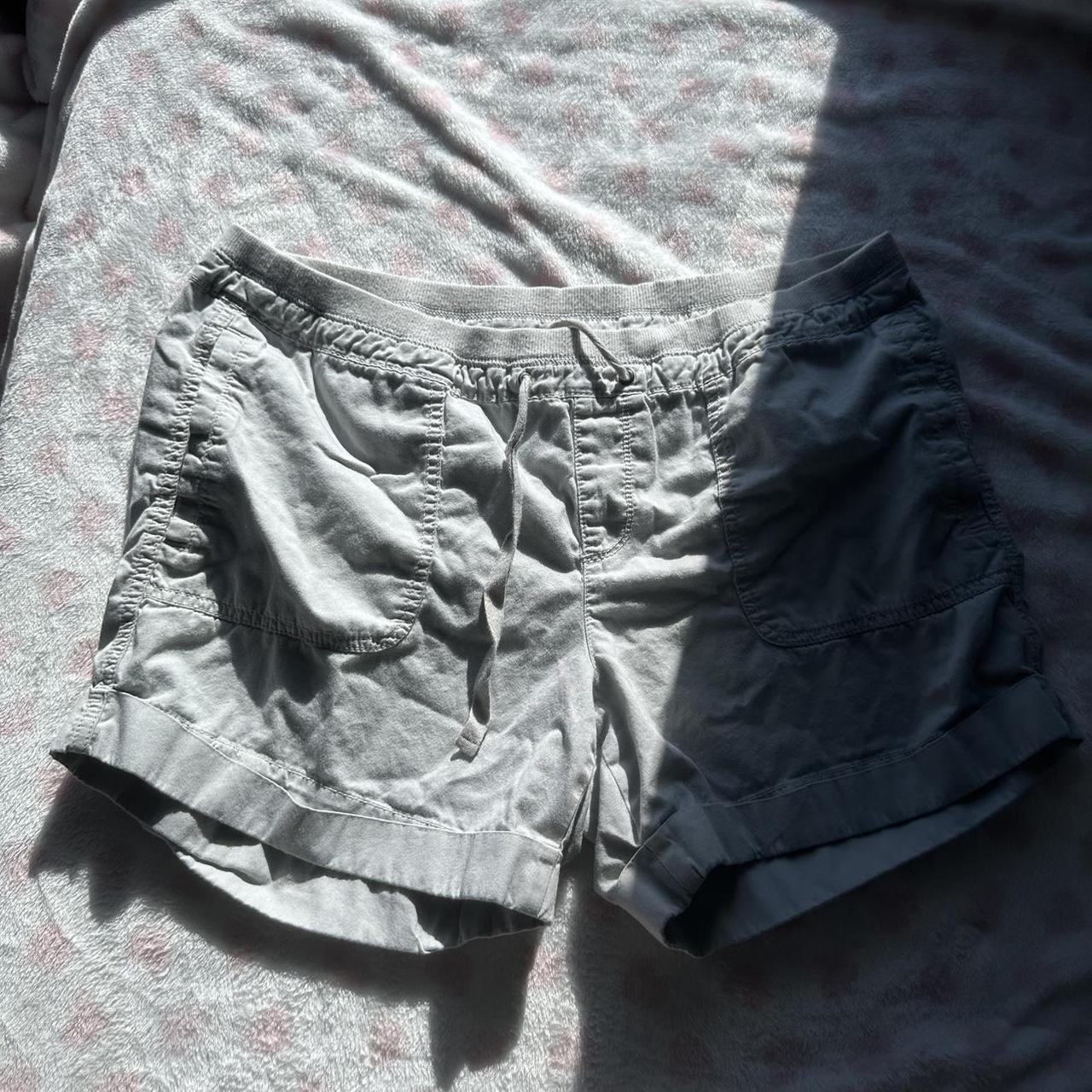 old navy cargo shorts size L - Depop