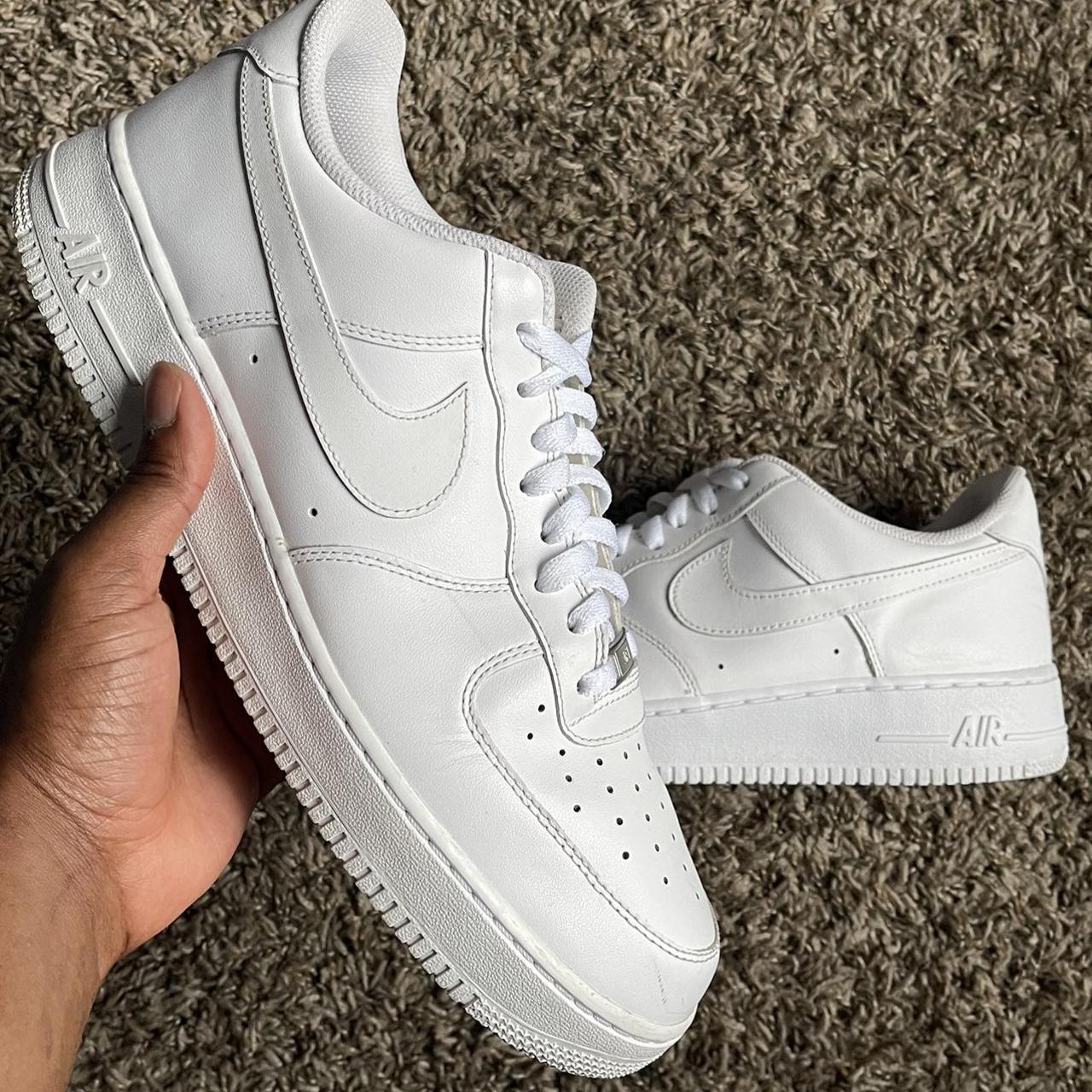 size 4 white nike trainers