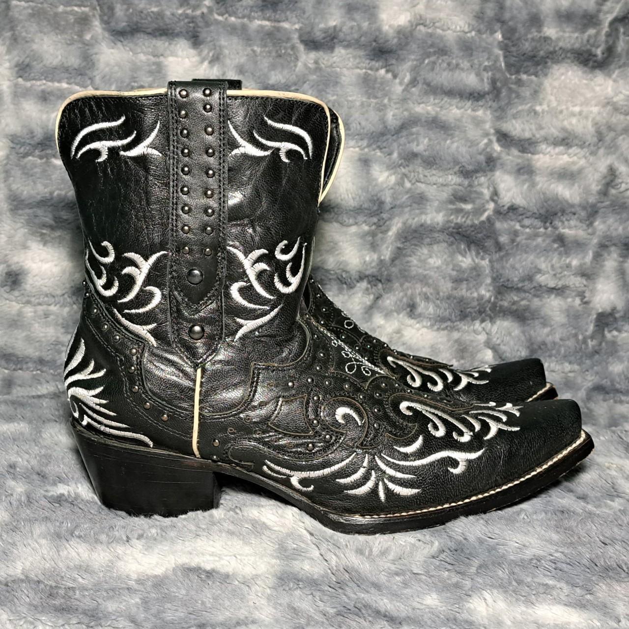 Short cowgirl boots black online