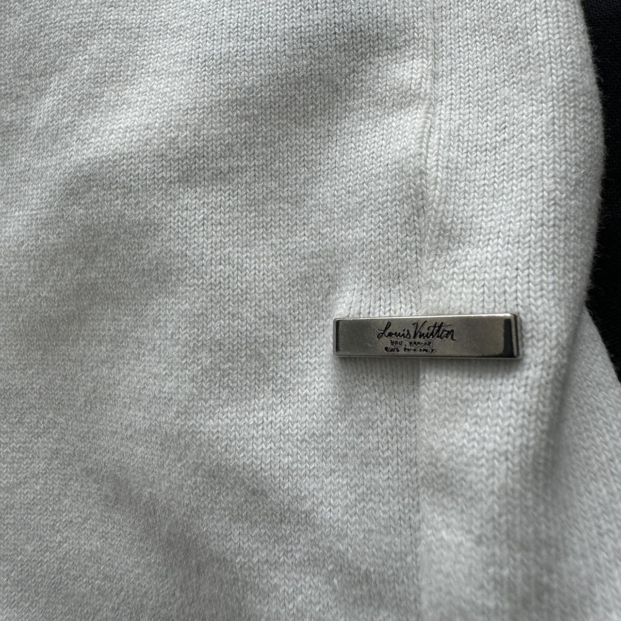 LOUIS VUITTON STAPLES EDITION グレー Tシャツ Louis Vuitton Grey Monogram Hook & Loop Tee – Savonches