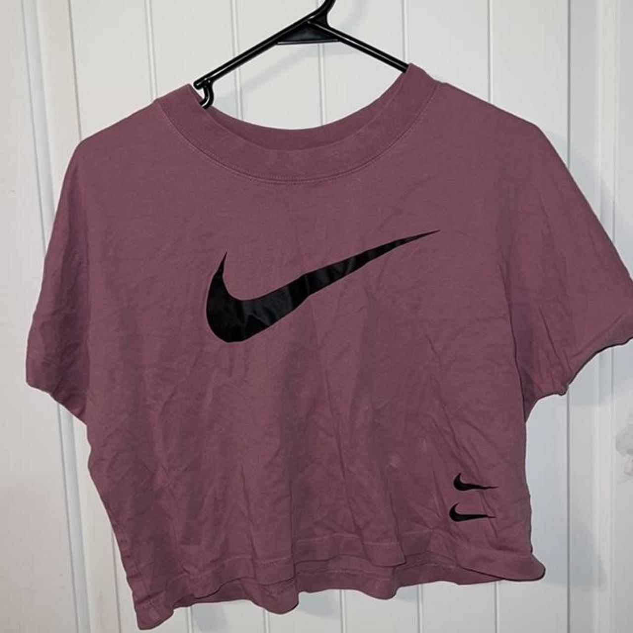 EXCUSE the wrinkles It is a cropped Nike shirt. Depop