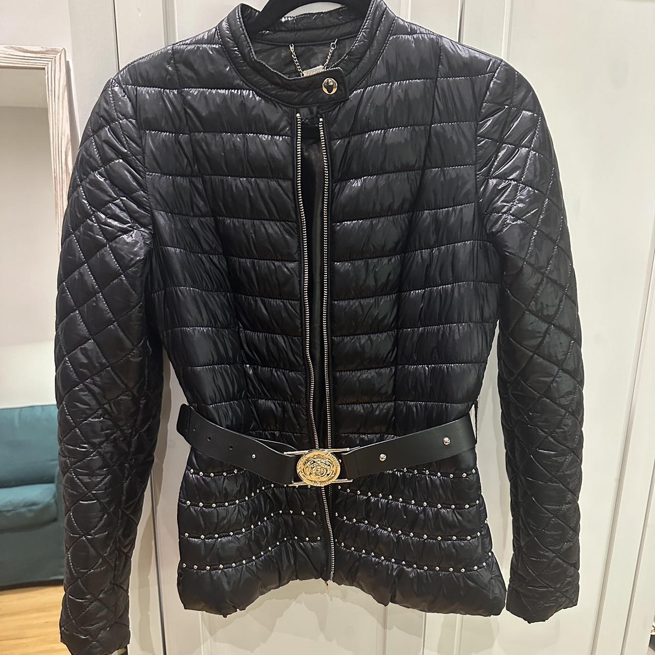 GUESS Short black padded jacket with a belt