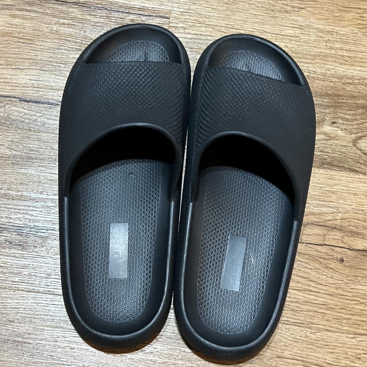 Men s Costco Flip Flops Slides New Used Depop