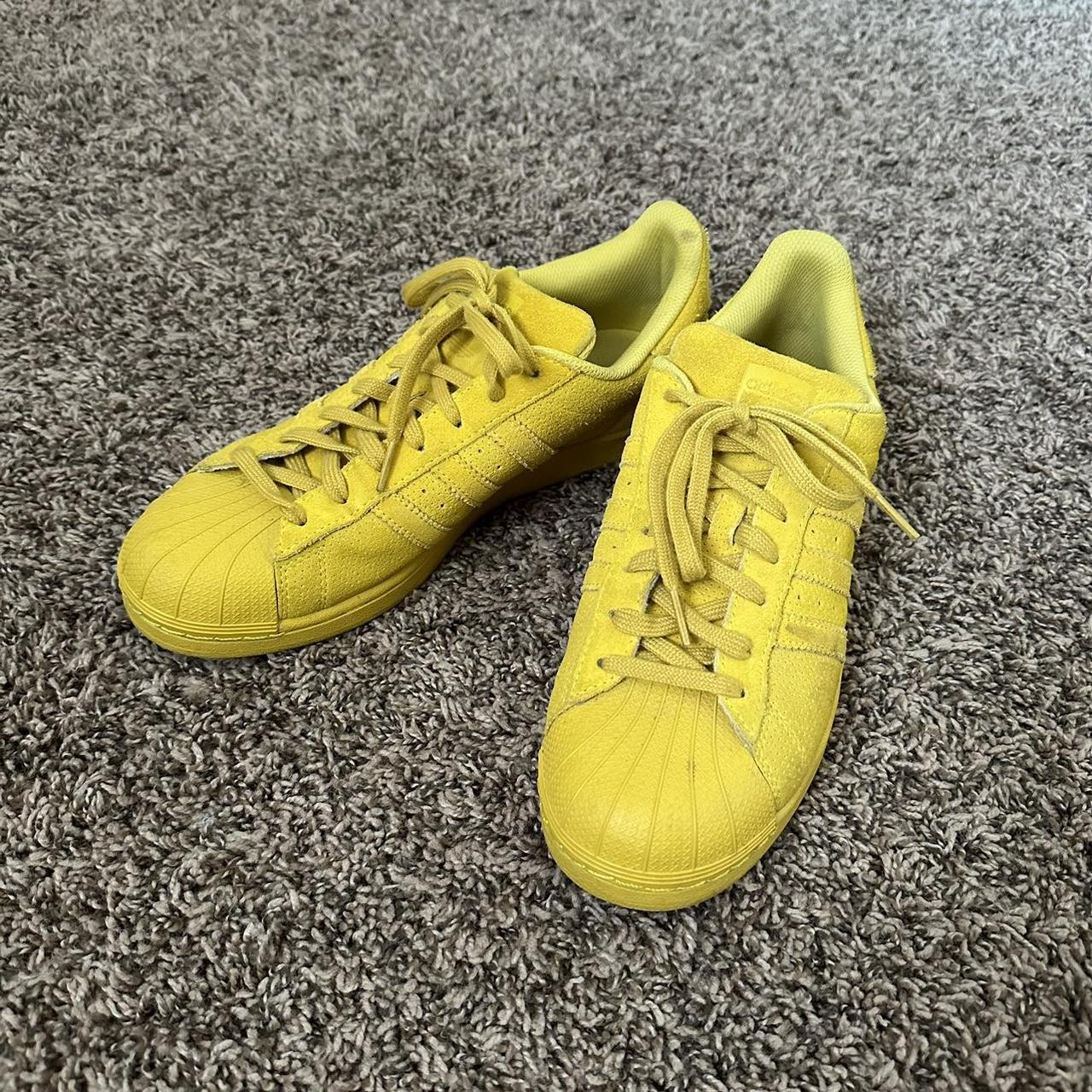 Mustard yellow outlet adidas sneakers