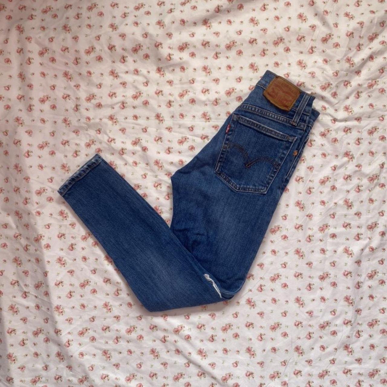 Levi’s Skinny Jeans Has buttons instead of zipper... Depop