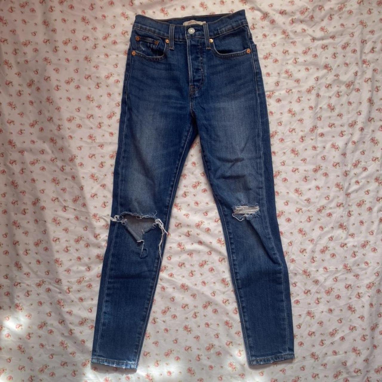 Levi’s Skinny Jeans Has buttons instead of zipper... Depop