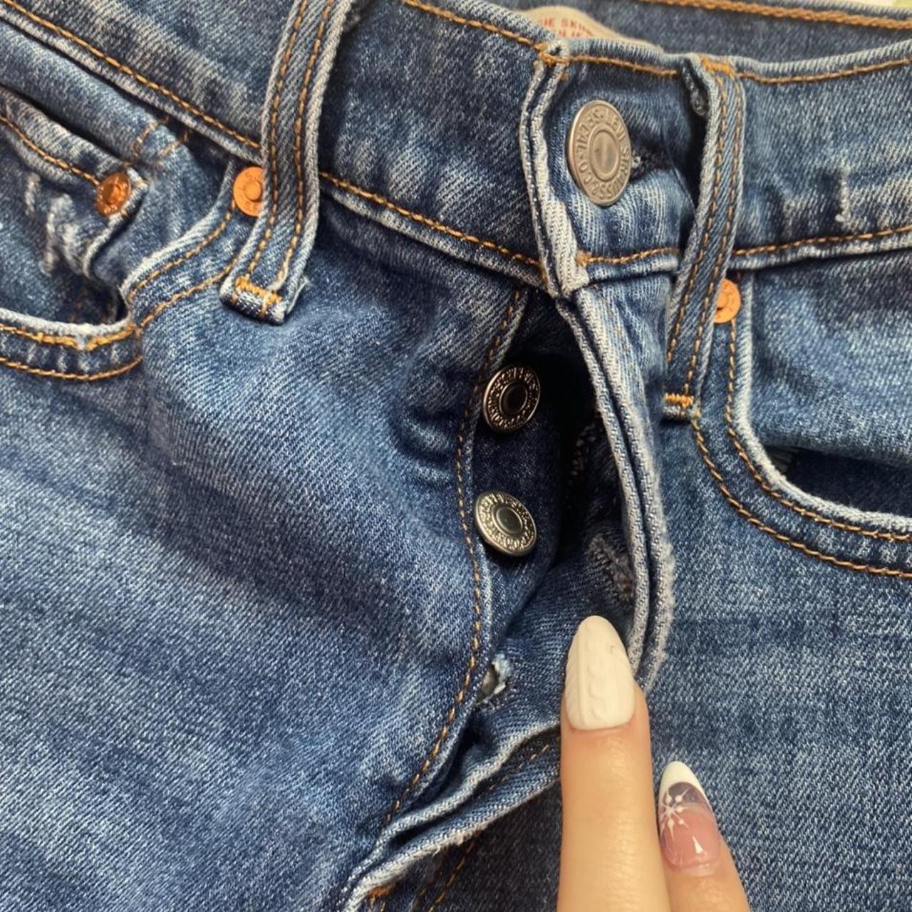 Levi’s Skinny Jeans Has buttons instead of zipper... Depop