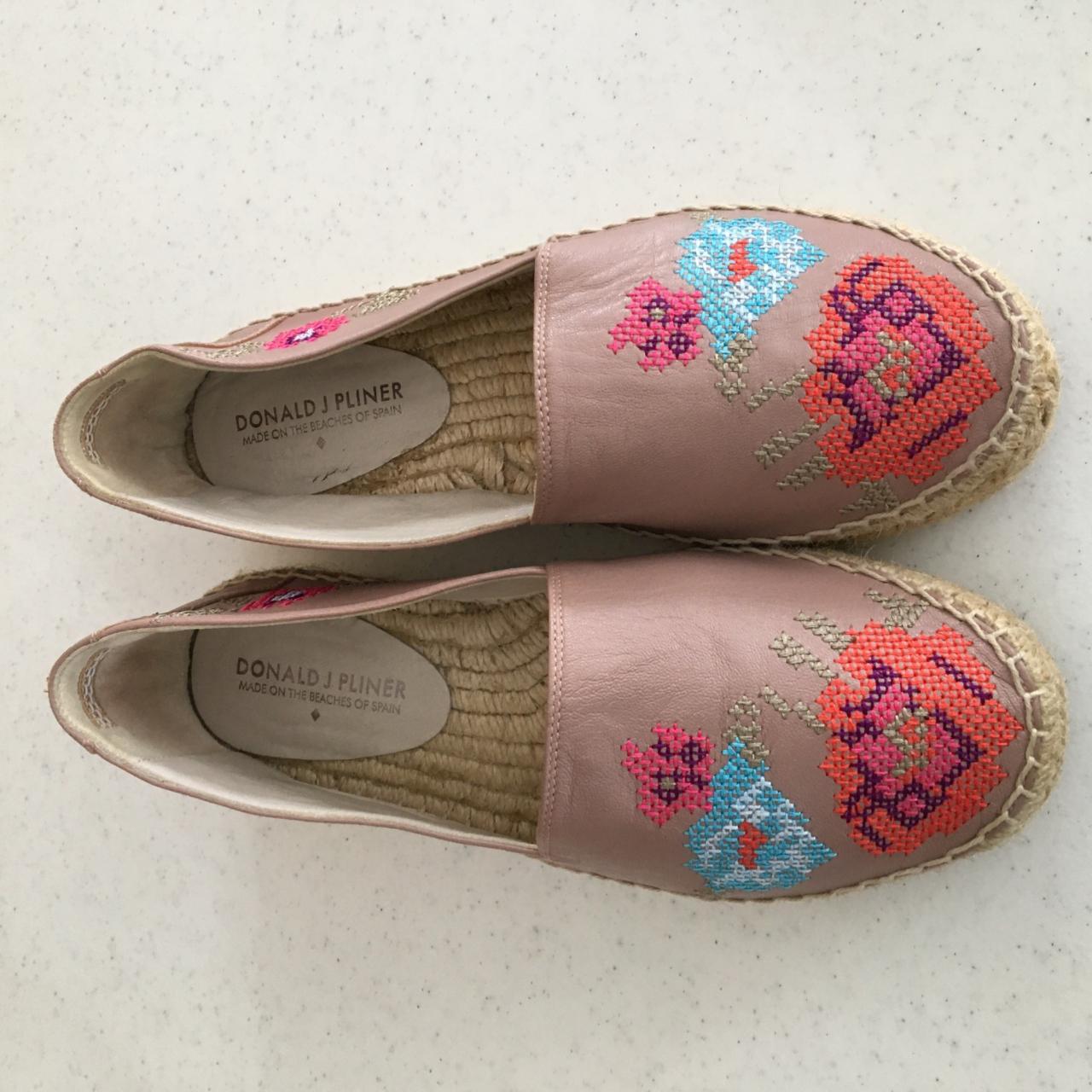 Donald hot sale pliner espadrilles