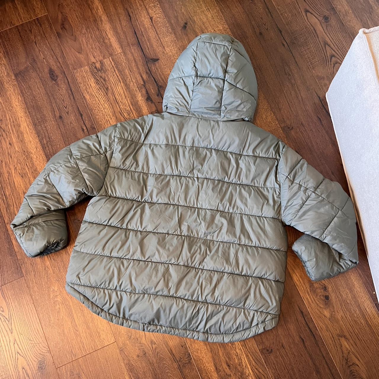 Gap Women's Lightweight Puff Jacket. In great... Depop