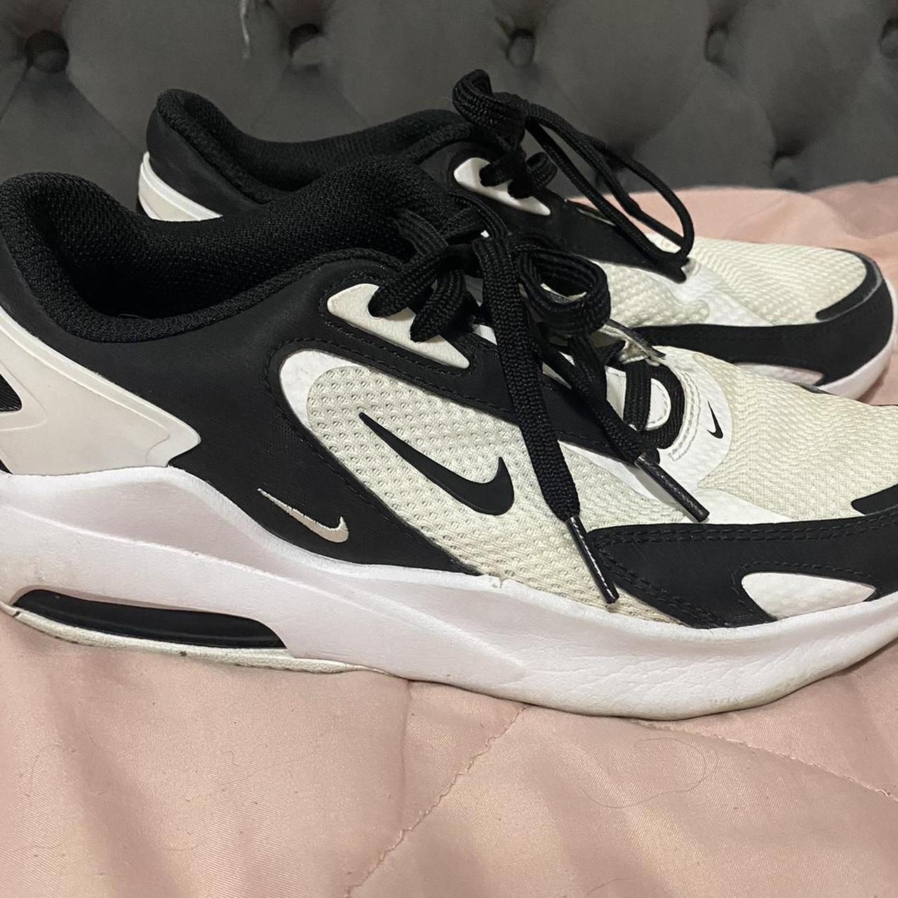 Black an white nikes best sale