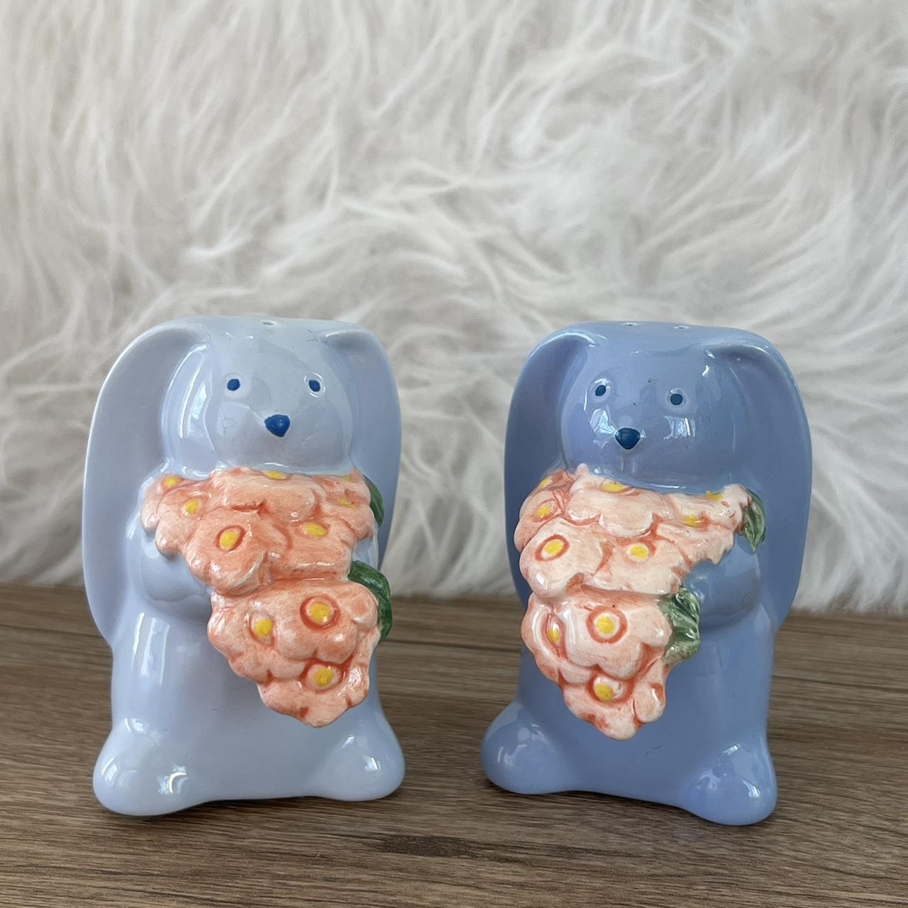 White and blue porcelain elephants small salt and pepper shakers.