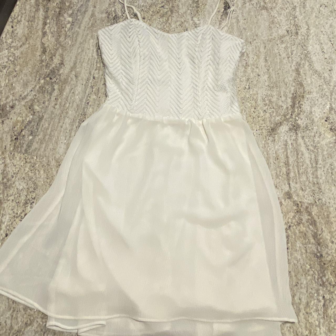 Cute white hotsell flowy dresses