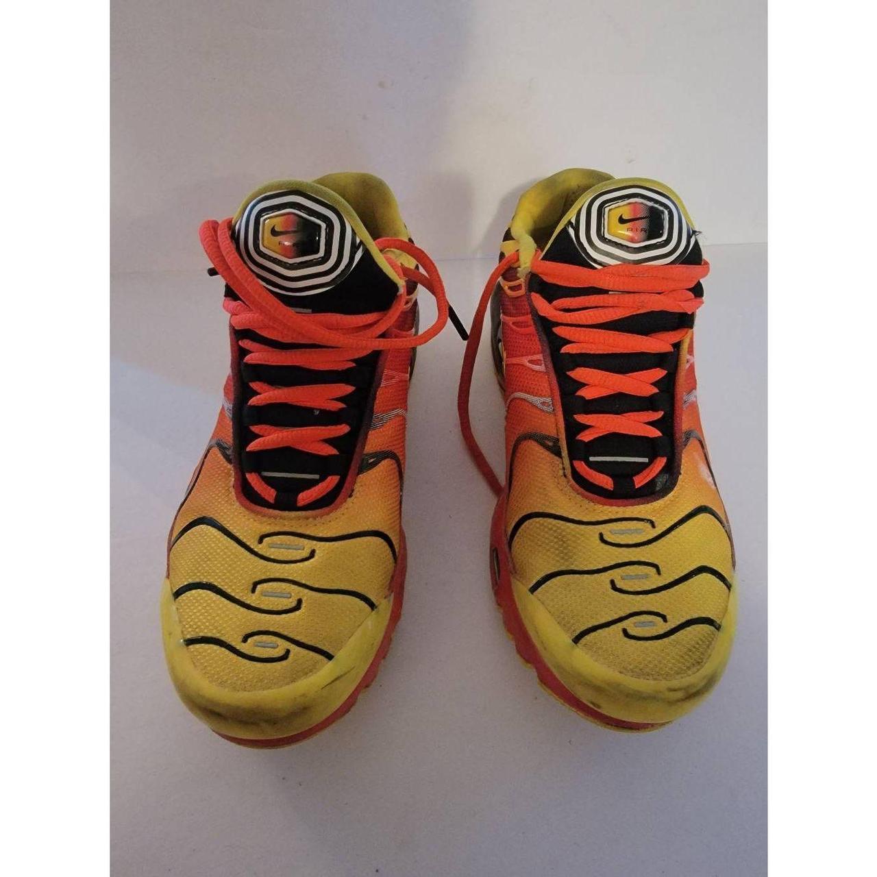 Nike tiger 2024 yellow running shoes