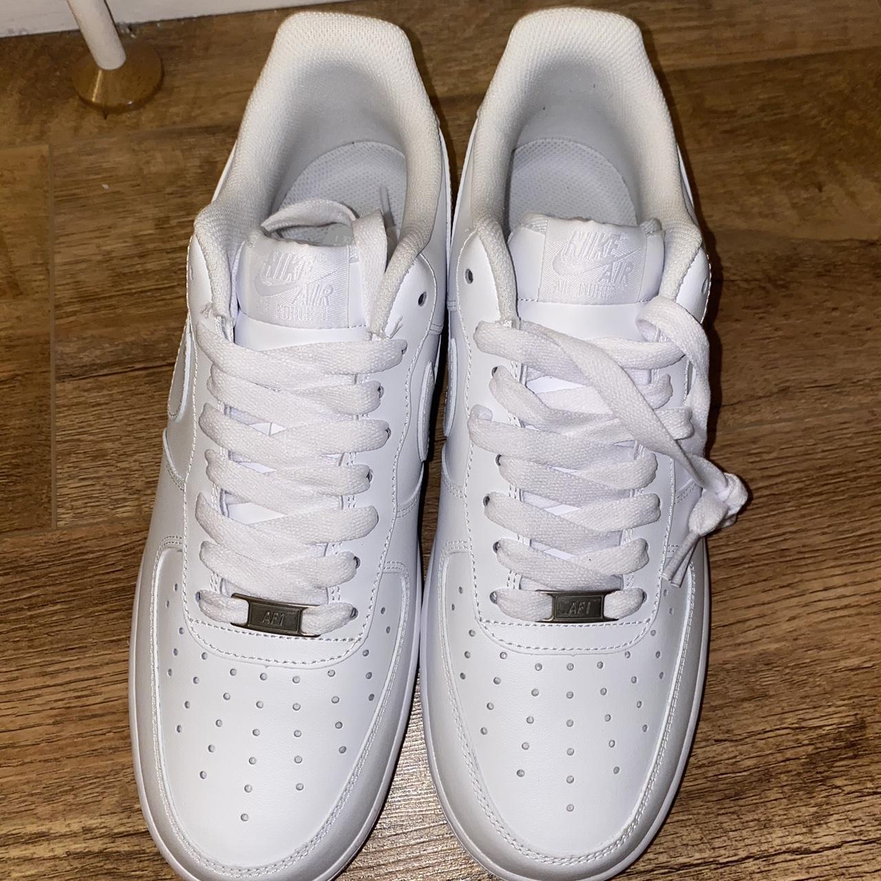 white airforce 1s size 4