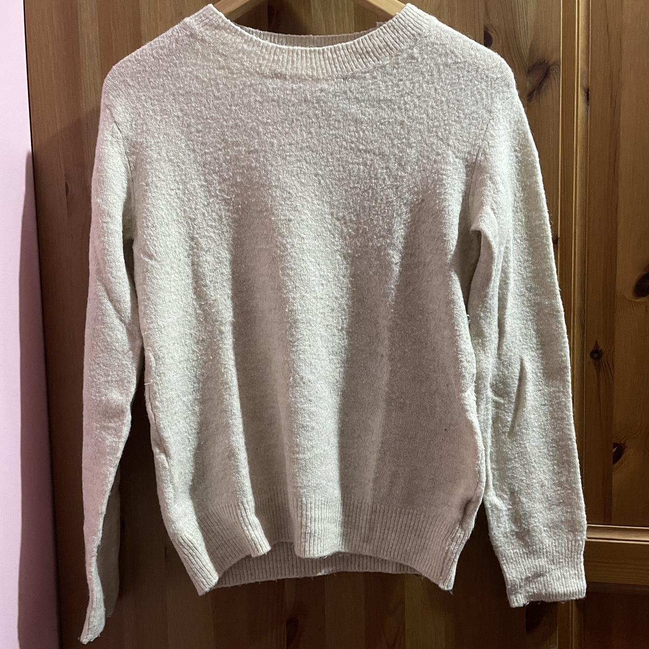 Thin cream sweater size xs . Comfortable and cute