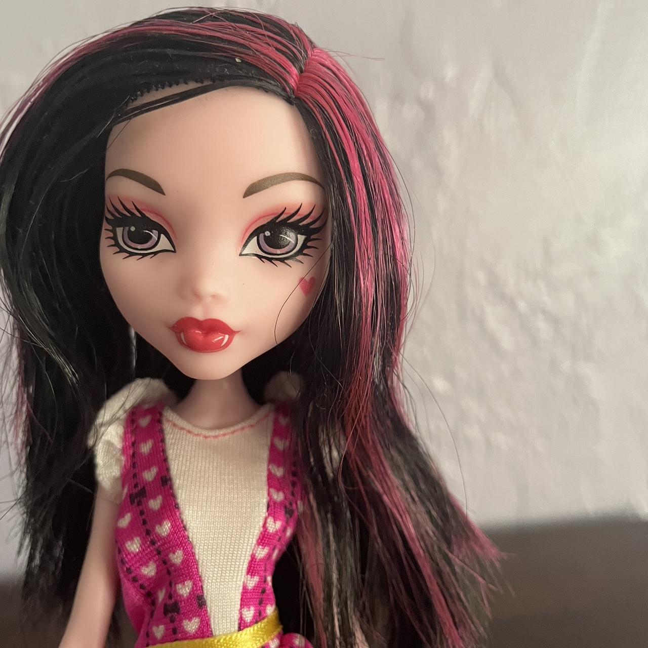 Monster High: Gen 2 Draculaura Hair is a bit stuck... - Depop