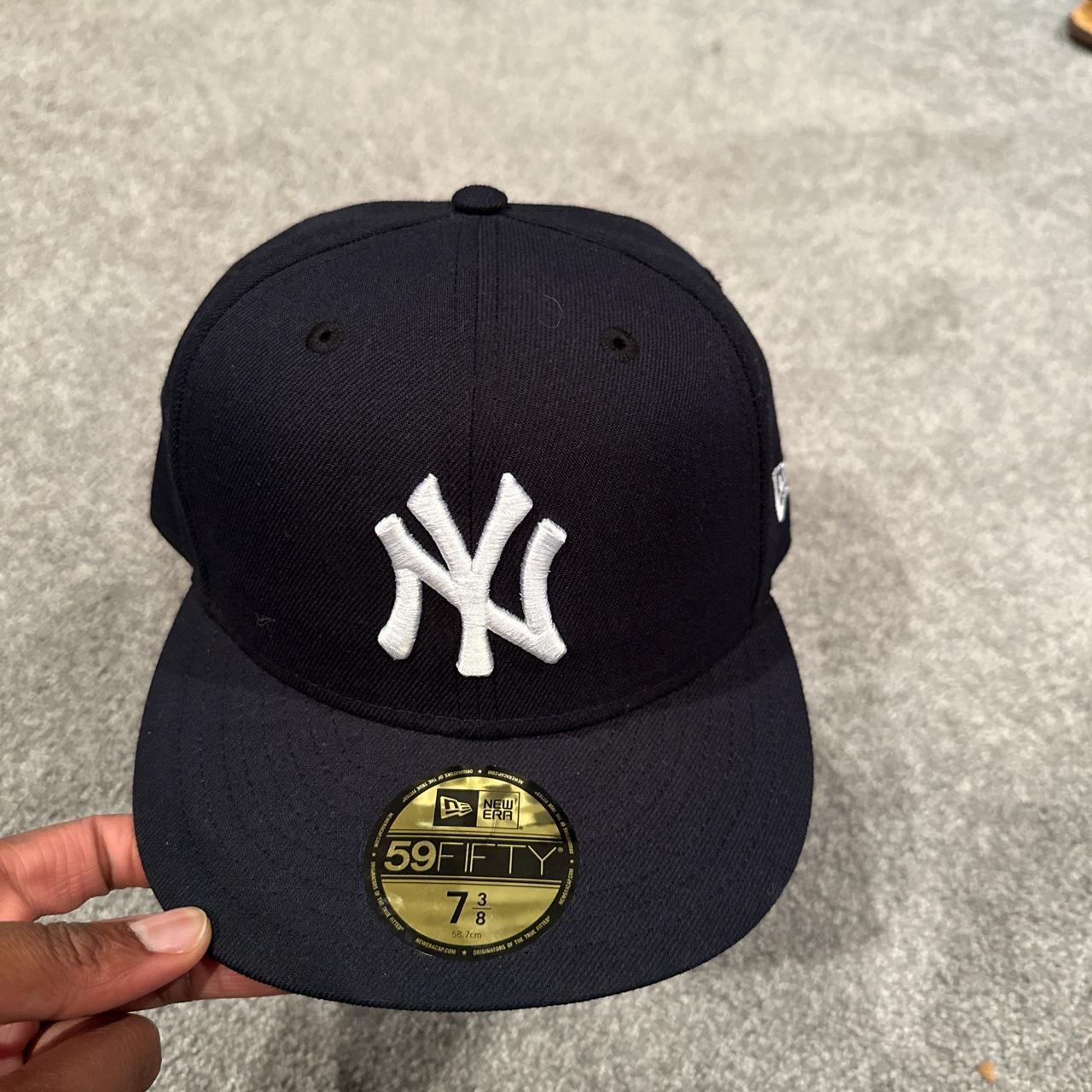 New York Yankees fitted cap Size: 3/8
