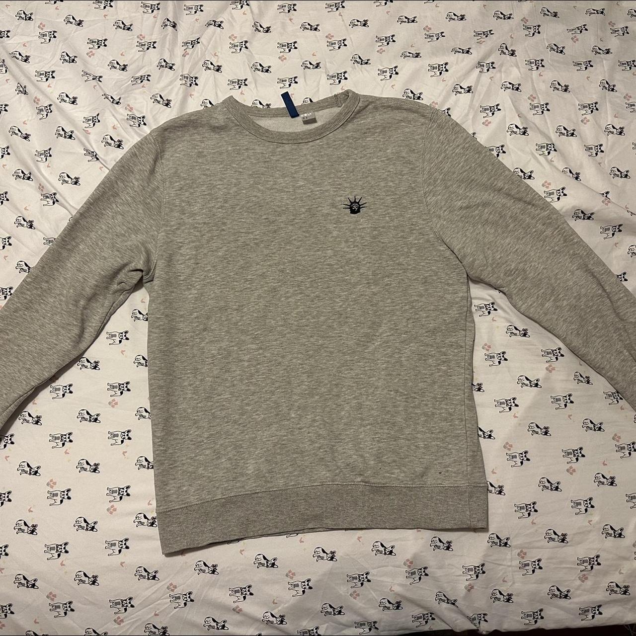 記念グッズ H Mens H&M Embroidered Statue of Liberty Crewneck | Depop